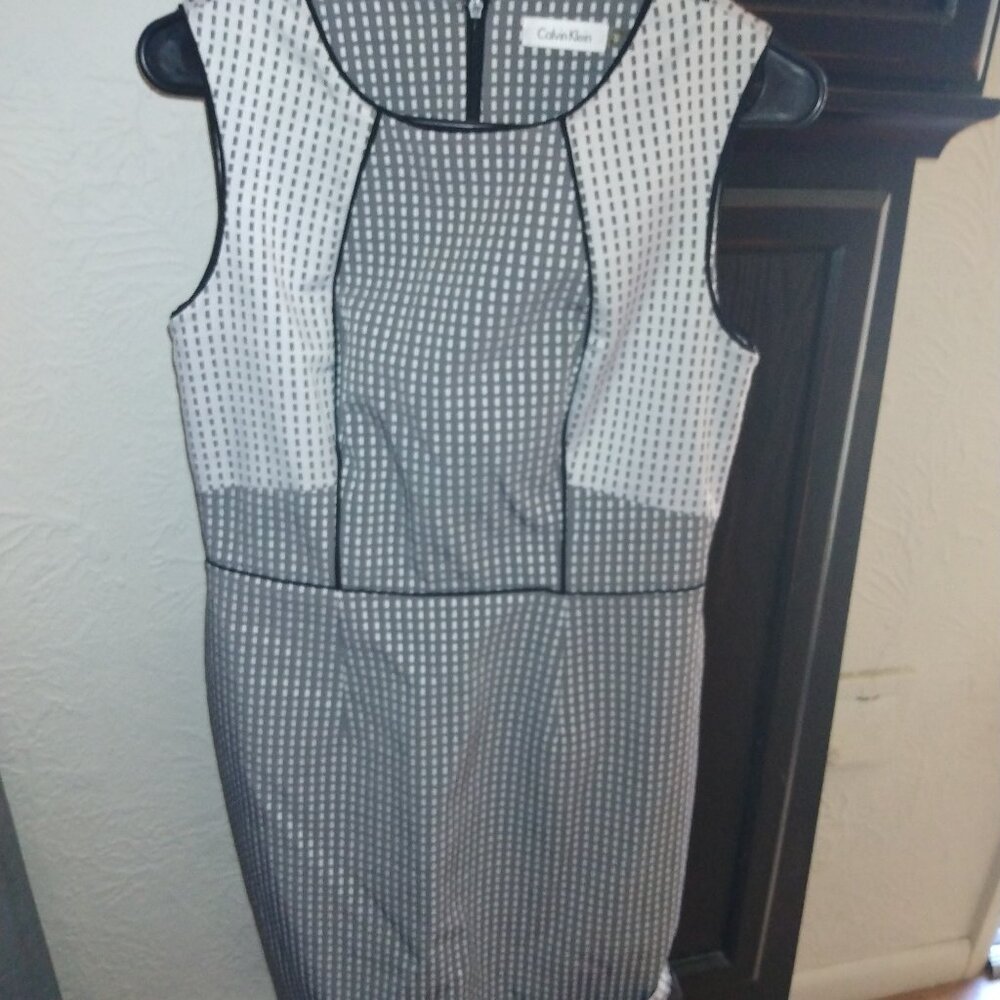 Calvin Klein Flattering Dress in Gray, White and black Geometric Print size 6